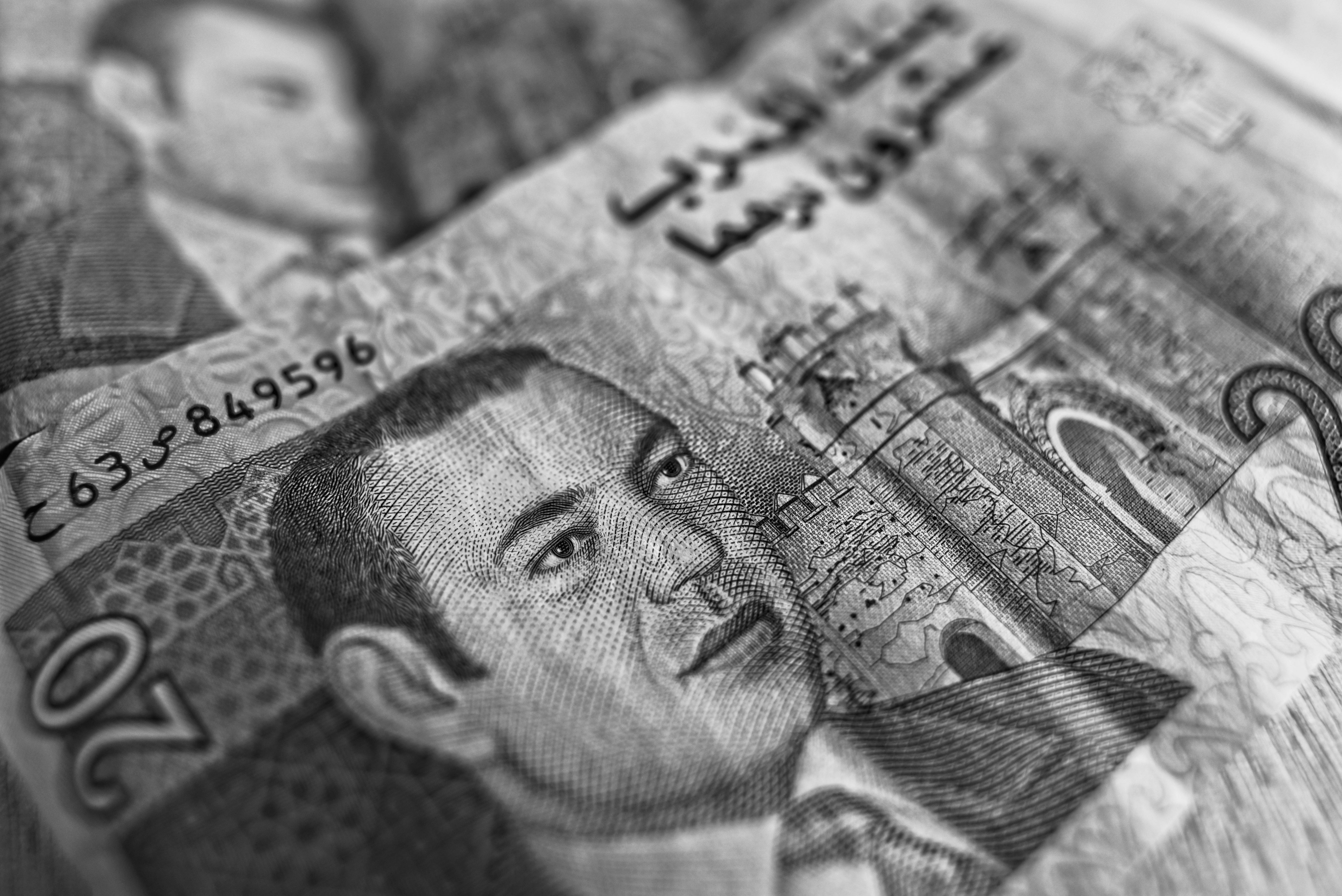 A black and white pic of old 20 dirhams
